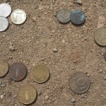 Пляжный поиск монет с металлоискателем
