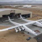 Самый большой самолет, когда-либо построенный в мире, совершает первый испытательный полет в Калифорнии